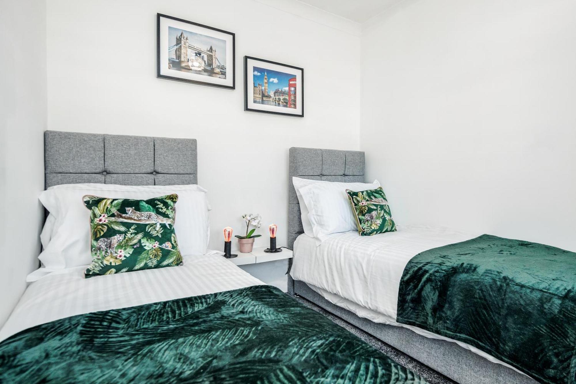 Heathrow 2-Bedroom Maisonette With Parking West Drayton  Exteriör bild
