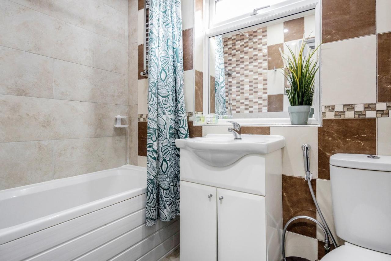 Heathrow 2-Bedroom Maisonette With Parking West Drayton  Exteriör bild